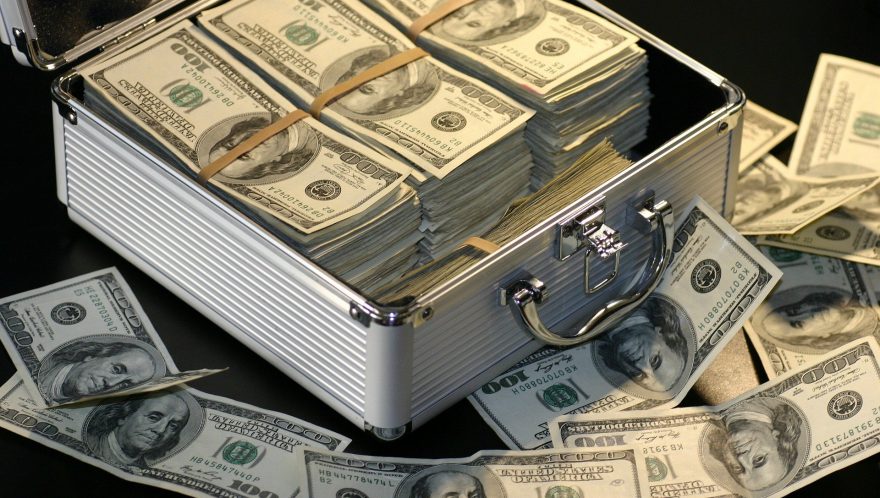 U.S. Economy Fears Lead to Ultra-Rich Club Stockpiling Cash